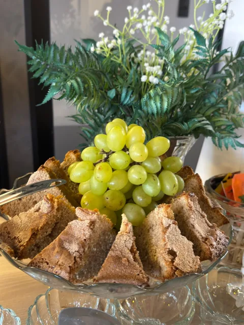 Sanduíches cortados ao lado de uvas verdes