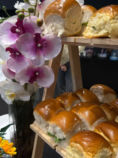 Mini lanches de brioche ao lado de orquídeas