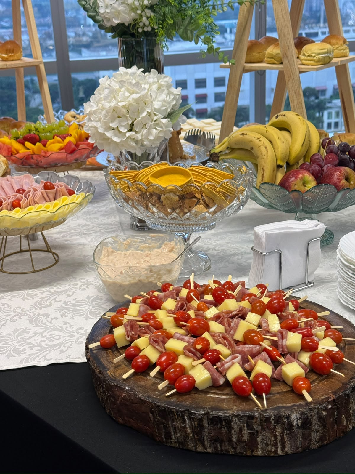 Mesa de coffee break corporativo premium montada pela Áurea Gastronomia