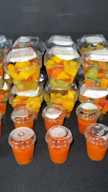 Copos individuais de frutas e bebidas para o evento