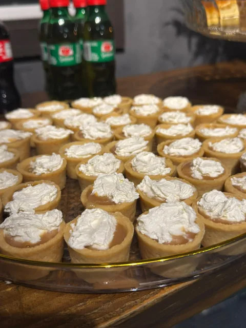 Tortinhas individuais com cobertura branca