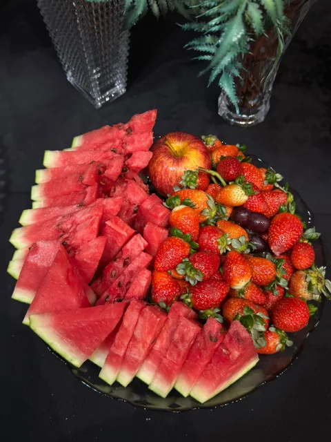 Travessa de melancia, morangos e kiwi